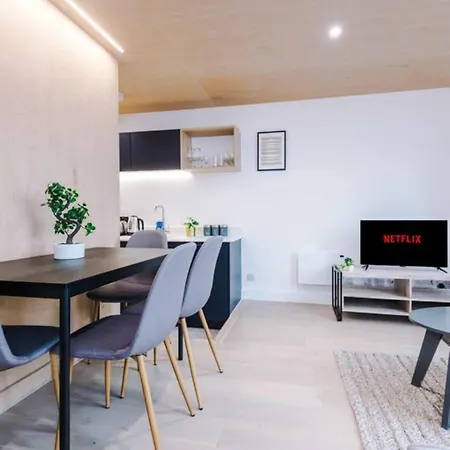 Modern Spacious Sleeps 5 Free High-speed Wi-fi *