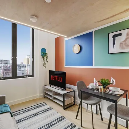 Modern Spacious Sleeps 5 Free High-speed Wi-fi