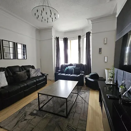 Stylish 5-bed With Free Parking Sleeps 12! * Manchester