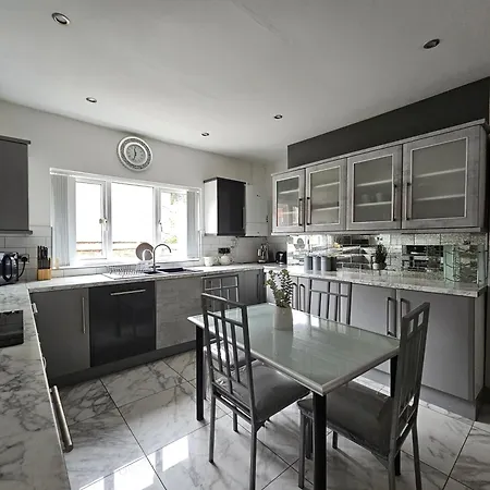 Stylish 5-bed With Free Parking Sleeps 12! Ferienhaus