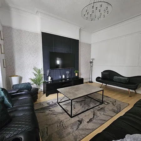 Ferienhaus Stylish 5-bed With Free Parking Sleeps 12!