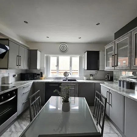 Stylish 5-bed With Free Parking Sleeps 12! Ferienhaus