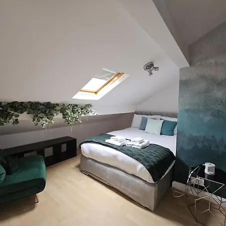 Stylish 5-bed With Free Parking Sleeps 12! Nyaraló Manchester
