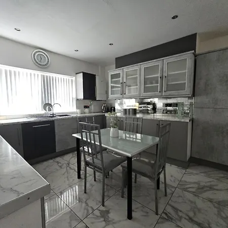 Nyaraló Stylish 5-bed With Free Parking Sleeps 12!