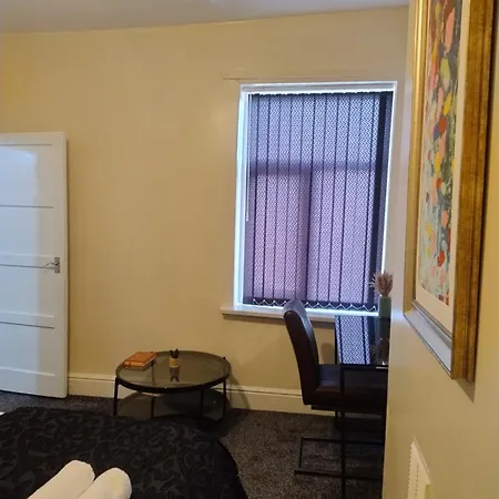 2 Beds Suburb Nestled Nook Apartment Manchester