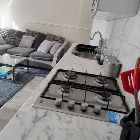 2 Beds Suburb Nestled Nook Manchester