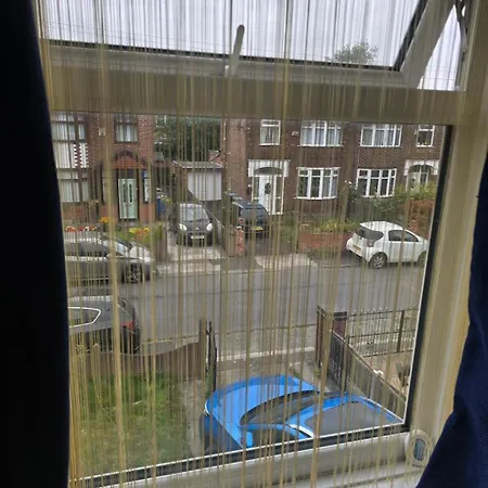 Single Sunny Stretford *