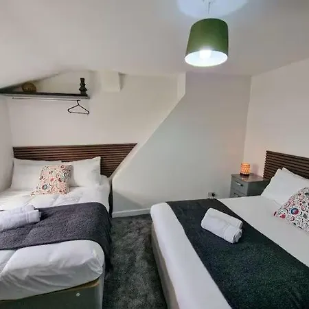 Apartment Luxury House Near Etihad & Coop Live, Sleeps 16