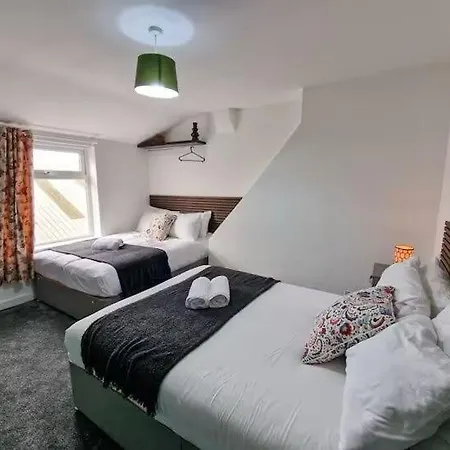 Luxury House Near Etihad & Coop Live, Sleeps 16 *