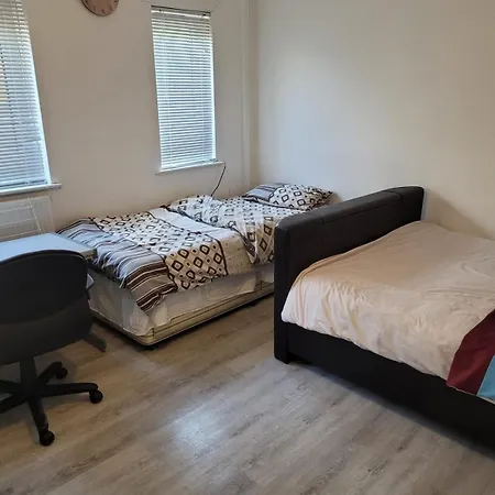 1 Bed Flat In Near Centre Apartman