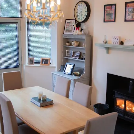Semesterbostad Whalley Range Gem: Elegant 3-bed Edwardian