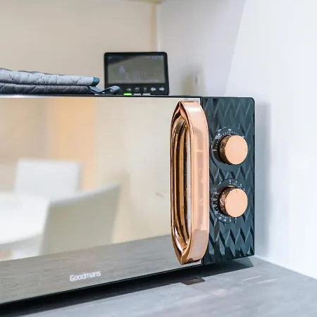 Spacious 3-bed With Free Parking And Near Centre Manchester