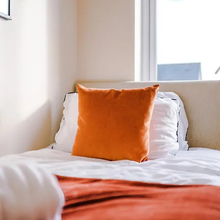 Spacious 3-bed With Free Parking And Near Centre * Manchester