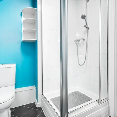 Stylish 4 Bed House With Garden - Sleeps 9 - Salford - Free Parking - Smart Tvs In Every Bedroom - Free Netflix & Ultra Fast Wifi - 6 Min To Centre, Close To Trafford Centre, Etihad Stadium, Arena, Clubs & * Manchester