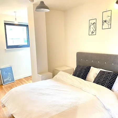 High-rise 2bed With Balcony And Water View Appartamento