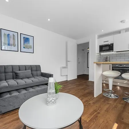 Modern Wilmslow Stay Ideal For Business Travellers *