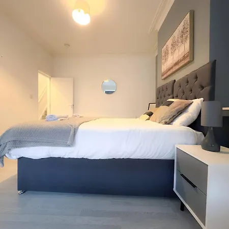 5bdr | Tram Access|free St Parking