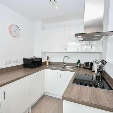 Modern 1 Bed With Views In