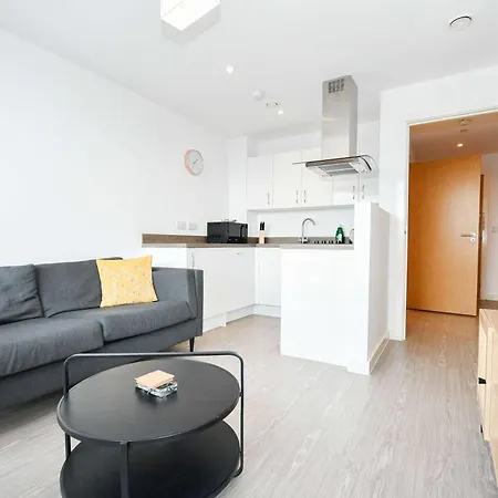 Modern 1 Bed With Views In