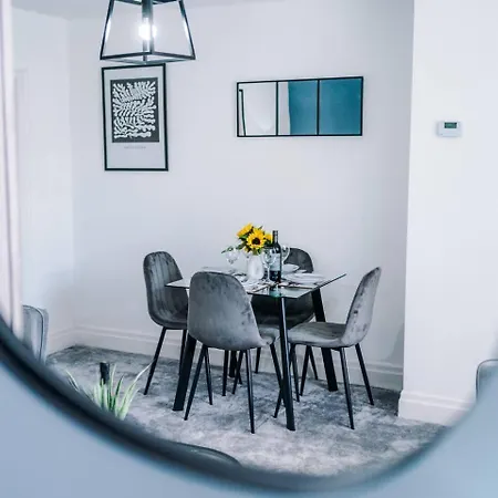 Holiday home Comfortable & Spacious 3br House Near Coop Live Arena & Etihad Stadium With Free Parking - New Management Since Jan '26 *