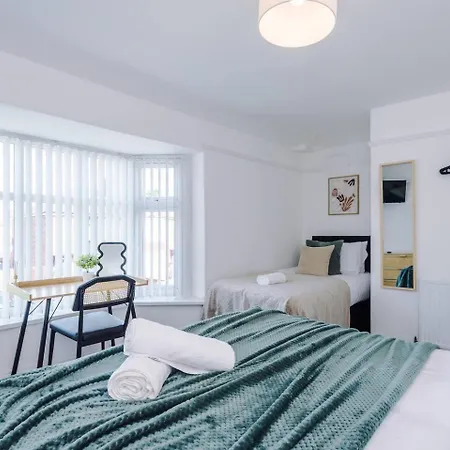 Comfortable & Spacious 3Br House Near Coop Live Arena & Etihad Stadium With Free Parking - New Management Since Jan '26 Apartment Manchester