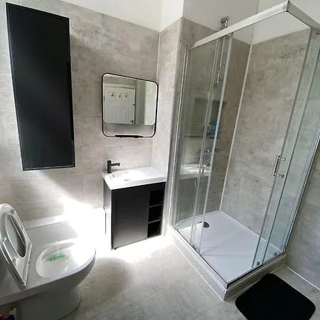 Modern For Short In Salford, Plab Samson Гостевой дом Манчестер