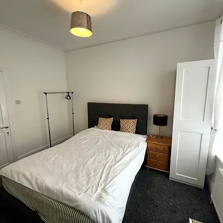 Modern For Short In Salford, Plab Samson Konukevi *