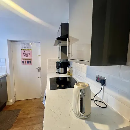 Comfort Near Salford Uni- Samson Plab Guest house Manchester