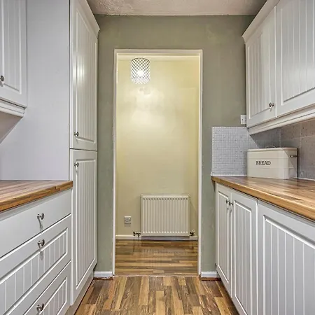 Pass The Keys Beautiful 2bed House Near Etihad Stadium & Coop Arena
