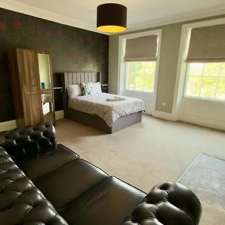 Manchesters Ultimate House - Hot Tub - Sleeps 23! Feriehus