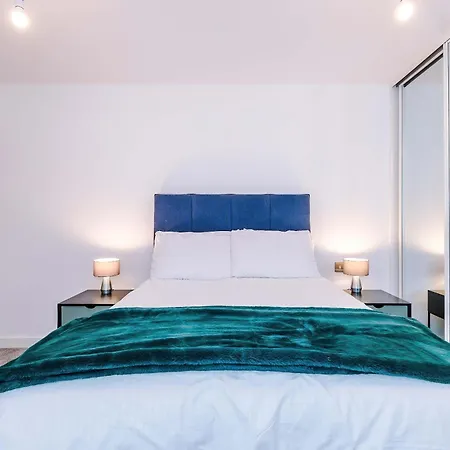 Modern 2 Bed With Balcony By Host A