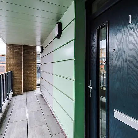 Modern 2 Bed With Balcony By Host A Appartamento *