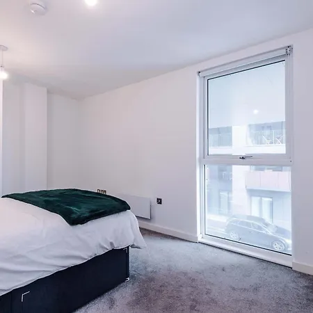 Modern 2 Bed With Balcony By Host A *