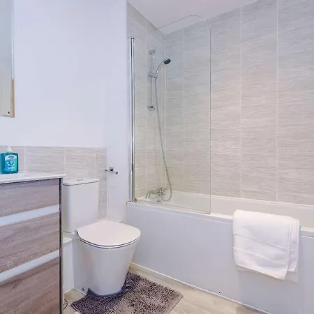 Modern 2 Bed With Balcony By Host A * Manchester