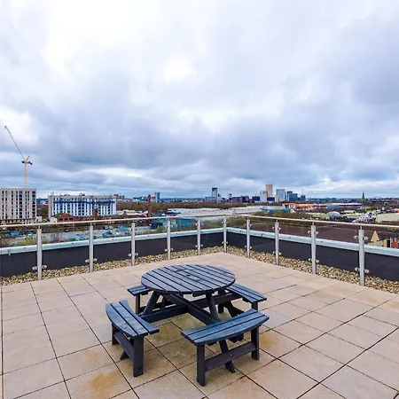Modern 2 Bed With Balcony By Host A مانشستر
