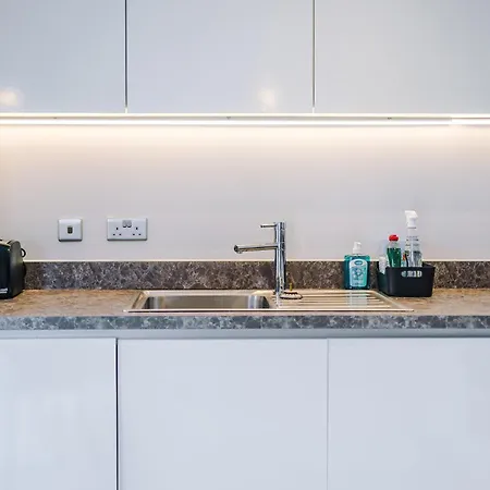 Modern 2 Bed With Balcony By Host A 曼彻斯特