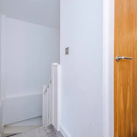 Modern 2 Bed With Balcony By Host A