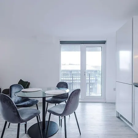 Modern 2 Bed With Balcony By Host A 曼彻斯特