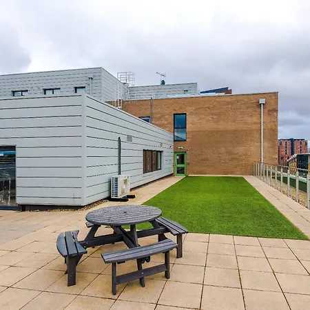 Modern 2 Bed With Balcony By Host A