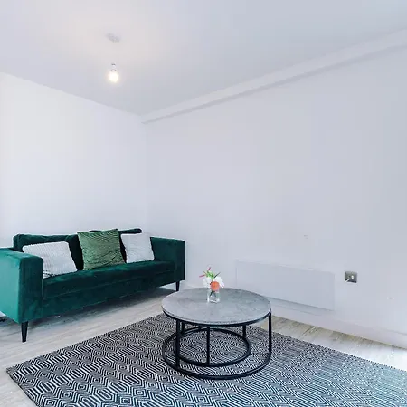 شقة Modern 2 Bed With Balcony By Host A