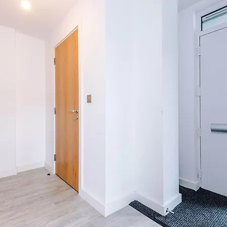 Modern 2 Bed With Balcony By Host A *