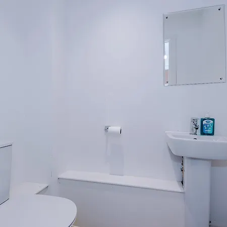 Modern 2 Bed With Balcony By Host A شقة *