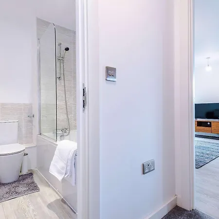 Modern 2 Bed With Balcony By Host A شقة مانشستر