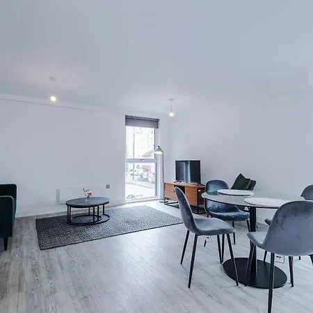 Modern 2 Bed With Balcony By Host A *