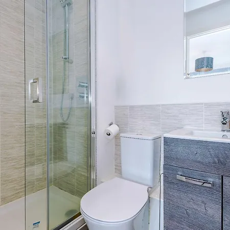 Modern 2 Bed With Balcony By Host A