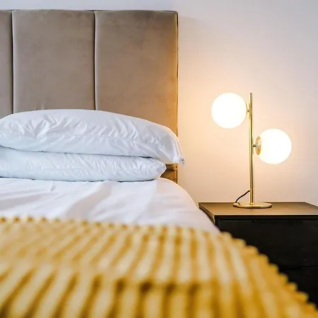 Modern 2 Bed With Balcony By Host A Apartamento *