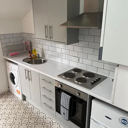 The Hive 2-bed With Kitchen And Private Bathroom In Lively Monton Village - Sleeps 4 - Free Wifi - Parking Nearby *