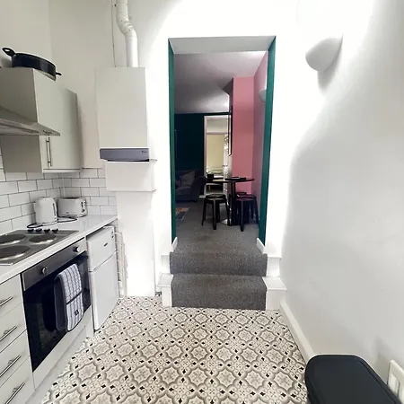 The Hive 2-bed With Kitchen And Private Bathroom In Lively Monton Village - Sleeps 4 - Free Wifi - Parking Nearby Apartman *