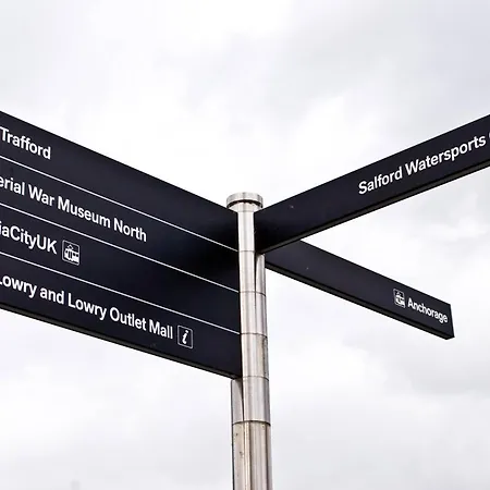 Rest&recharge At A Luxury Retreat In - Sleeps 11, 5 Bedrooms, 3 Bathrooms, Free Parking *