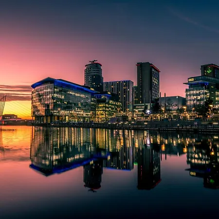 Rest&recharge At A Luxury Retreat In - Sleeps 11, 5 Bedrooms, 3 Bathrooms, Free Parking Holiday home *